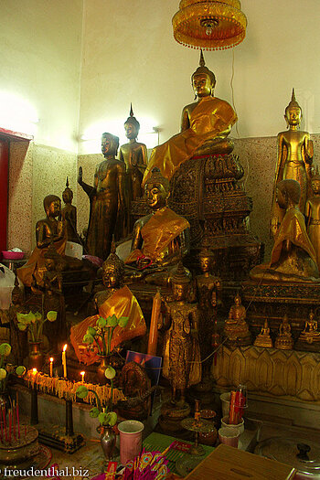 Buddha-Statuen im Wat Disanukaram in Bangkok