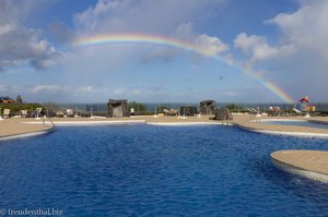 Ein Regenbogen über dem Pool