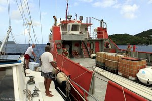 Blue Wave, ein Segelboot tankt auf