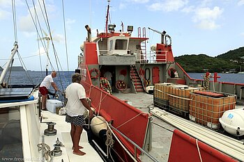 Blue Wave, ein Segelboot tankt auf