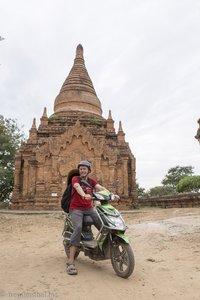 Lars mit Elektroroller in Bagan