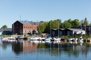 Yachthafen und Werftgebäude auf der Iso Mustasaari