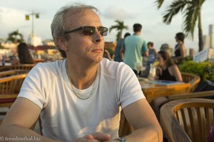 Lars mit Blick auf den Sonnenuntergang beim Café del Mar in Cartagena