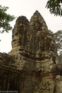Auch bei Angkor Thom lächeln schon die Turmgesichter