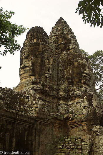 Auch bei Angkor Thom lächeln schon die Turmgesichter