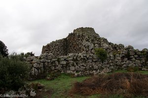 Die Ruinen der Nuraghe Arrubiu