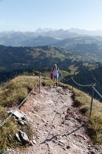 Blick zurück über das letzte Stück Weg zum Bergrestaurant Großer Mythen