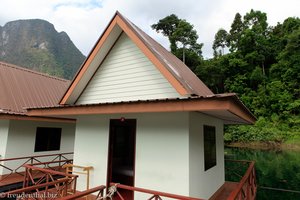 schwimmende Hütte beim Pleanprai Rafthouse auf dem Chiao-Lan-See