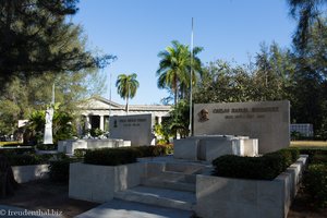 Gräber beim Cementerio Tomás Acea