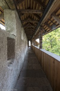 Die begehbaren und überdachten Burgmauern der Burg Bled.