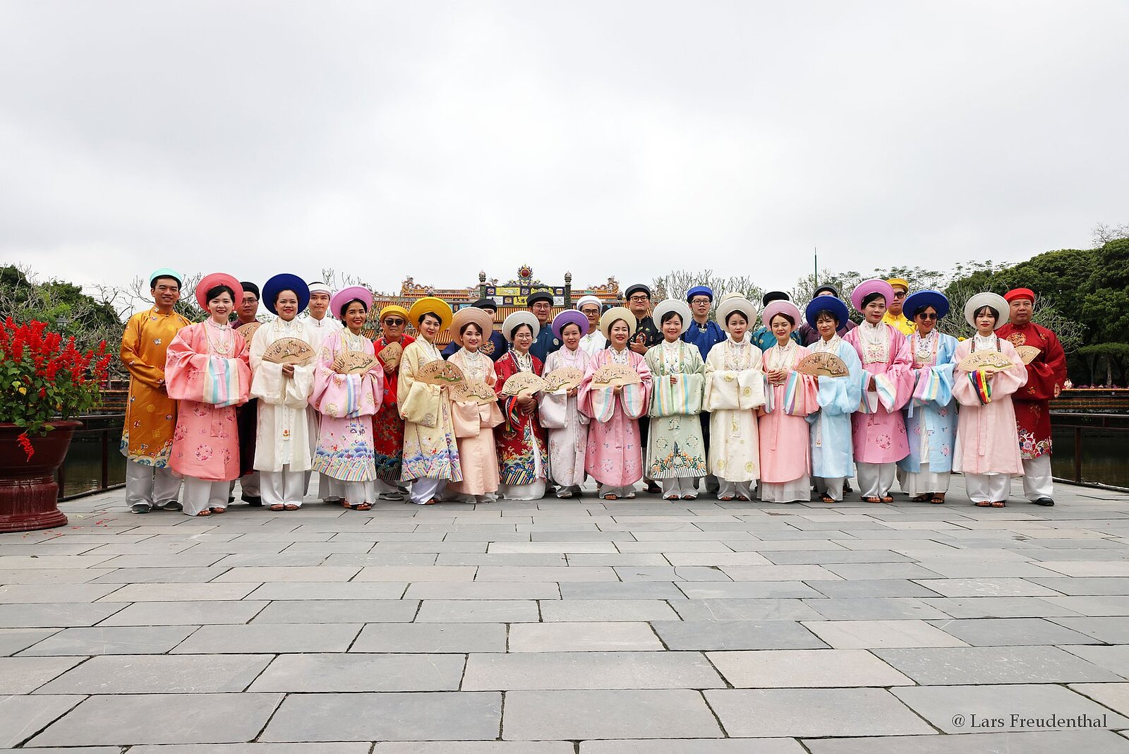 traditionell gekleidete Vietnamesen beim Tempel der Prinzessin Huyen Tran