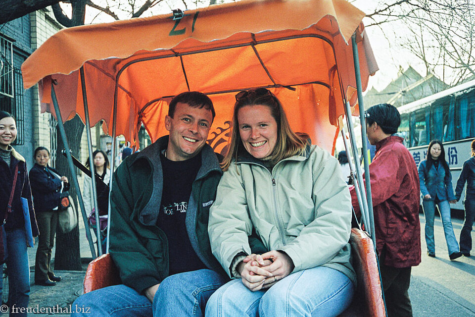 Annette und Lars in einer Rikscha in Peking