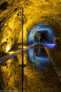 Ein Farbenspiel mit den Spiegelungen der Salzbrunnen von Nemocón.