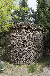 Holzstapel beim Himmelfahrtskloster Noul Neamt in Transnistrien