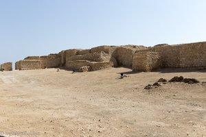 die Außenmauer der Ausgrabungsstätte Samharam im Oman