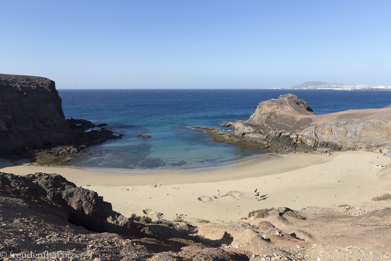 Malerischer Sandstrand an der Playa de Papagayo auf der Insel Lanzarote