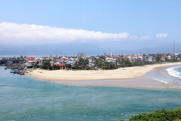 Strand bei der geschützten Bucht südlich von Hué in Vietnam 
