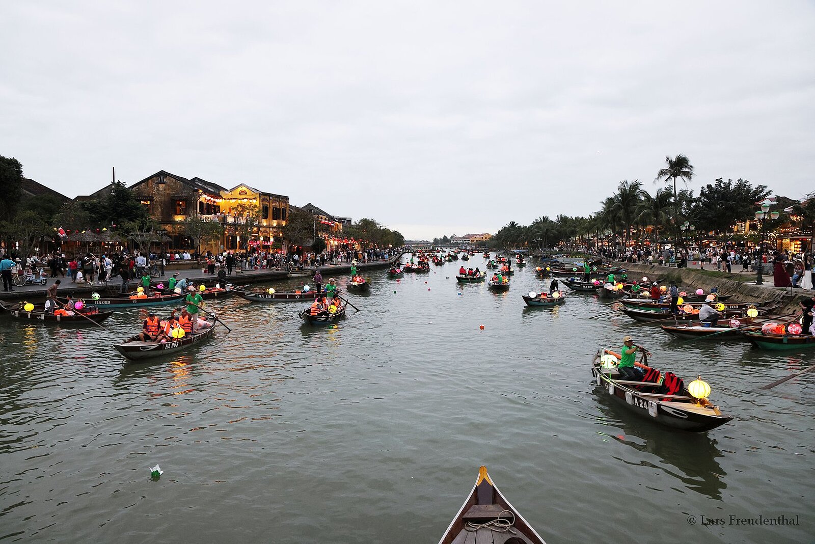 Laternen-Boote am Abend auf dem Sông Thu Bồn in Hội An