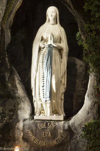 die bekannte hellblau-weiße Statue der Jungfrau Maria von Lourdes