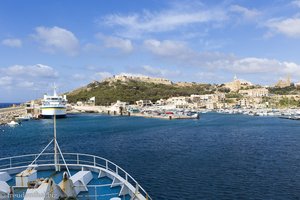 Einfahrt in den Hafen von Mġarr