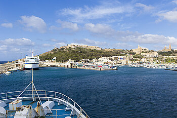 Einfahrt in den Hafen von Mġarr