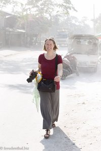 Anne im weißen Viertel der Steinmetze in Mandalay