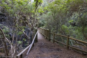 Eine Holzbrücke über den Barranco del Agua.