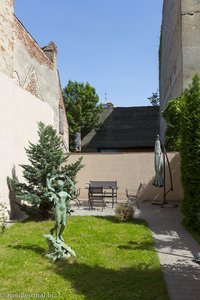 Im kleinen Garten und Innenhof des Casa Timpuri Vechi von Sibiu
