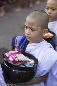 Kindermönch vor der Mönchsspeisung im Maha Gandaryon Kloster