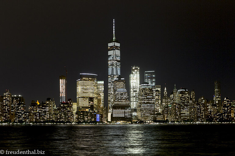 Skyline von Manhattan bei Nacht von Jersey City aus