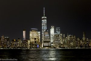 Skyline von Manhattan bei Nacht von Jersey City aus