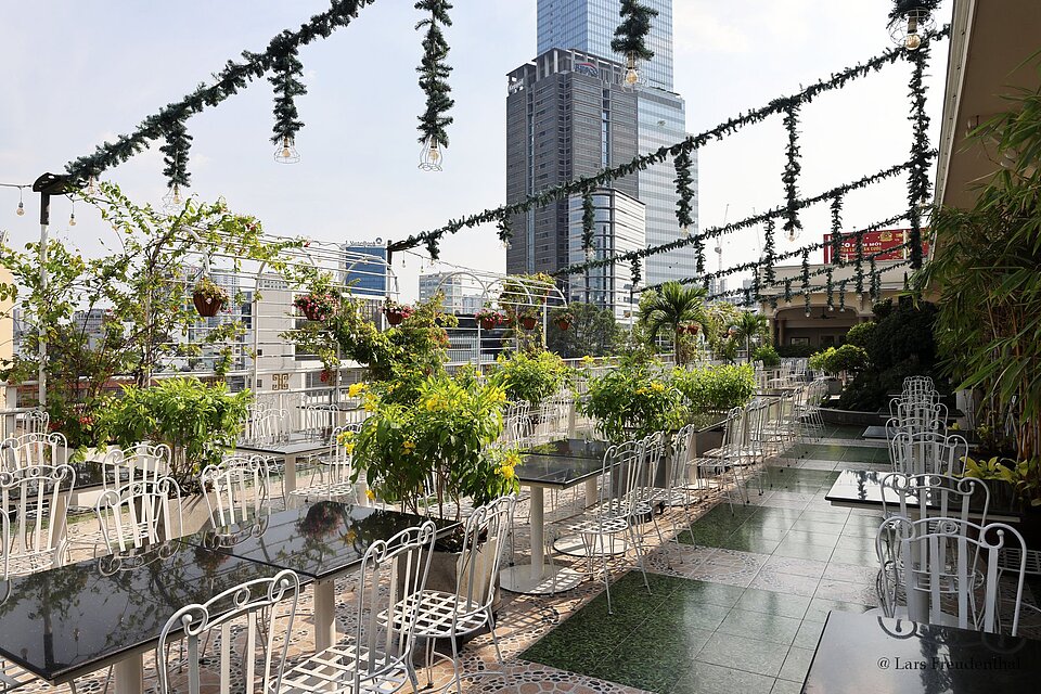 künstliche und echte Pflanzen auf der Rooftop Garden Bar des Rex Hotels, Saigon