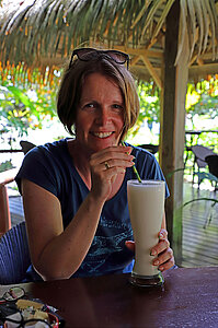 Anne beim Fruchtsaft im Pancito Café