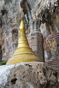 Stupa und Relief-Buddhas bei der Kawgun-Höhle