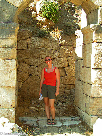 Anne im Amphitheater von Arykanda im Taurusgebirge