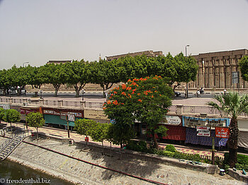 Blick vom Schiff zum Tempel von Luxor