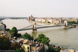 Kettenbrücke und Donau