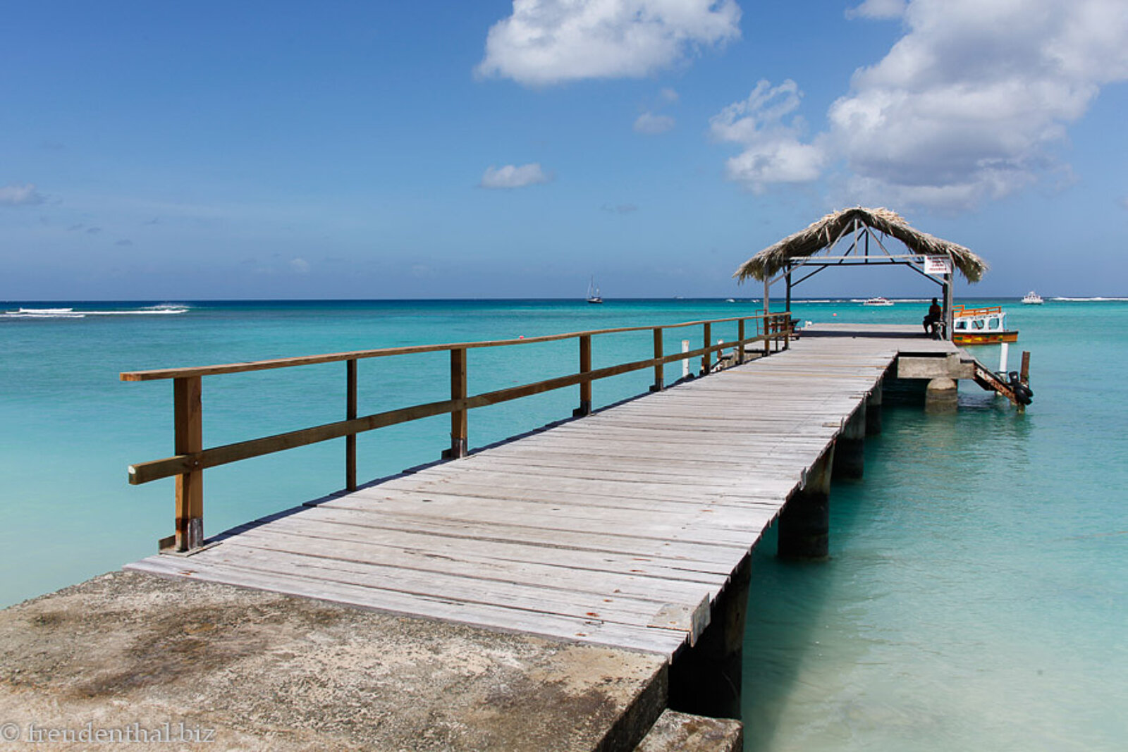 Steg mit Schutzpavillon am Pigeon Point auf Tobago