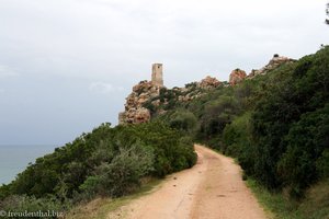 Sandweg zum Fuße des Turms und einer privaten Villa