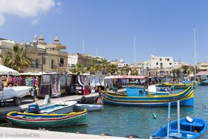 Bunte Boote und ein Touristenmarkt - Marsaxlokk