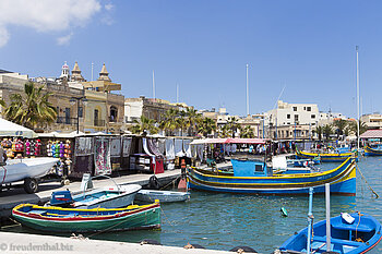 Bunte Boote und ein Touristenmarkt - Marsaxlokk