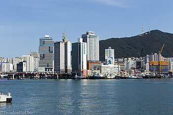Blick über den Hafen auf die Insel Yeongdo