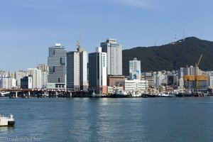 Blick über den Hafen auf die Insel Yeongdo