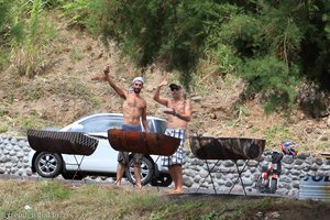 zwei Grillmeister beim Campingplatz Porta da Boca