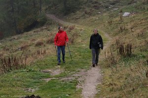 Vater und Sohn auf dem Weg zu den Vallmingalmen