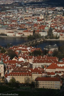 Blick über die roten Dächer von Prag zur Moldau und Karlsbrücke