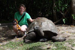 Annette und die Schildkröte auf Cousin