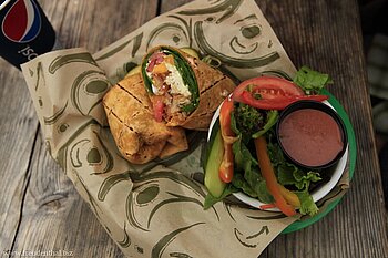 frisch zubereiteter Wrap mit Ziegenkäse und lecker