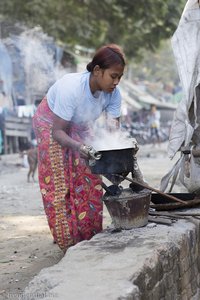 Frau beim Kochen im Dorf am Irrawaddy