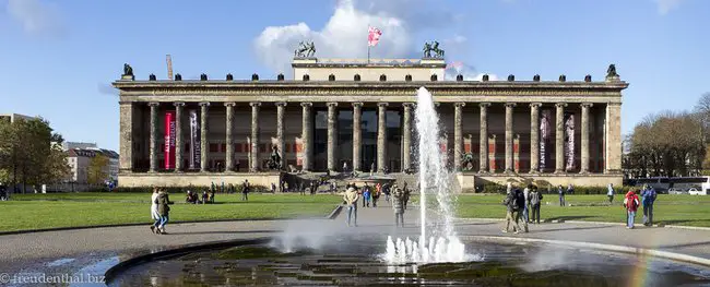 das Alte Museum hinter dem Brunnen im Lustgarten